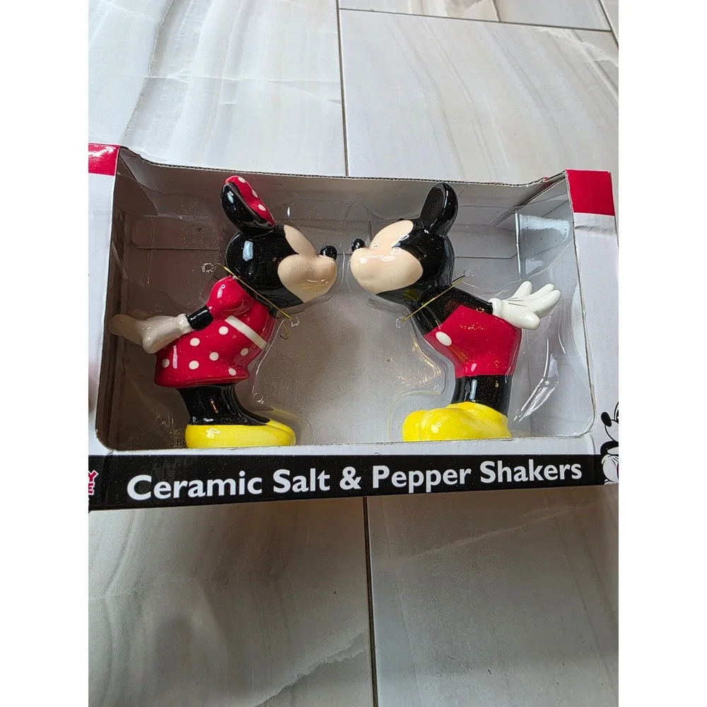Disney Mickey and Minnie Mouse Kissing Ceramic Salt and‎ Pepper Shakers Set F1
